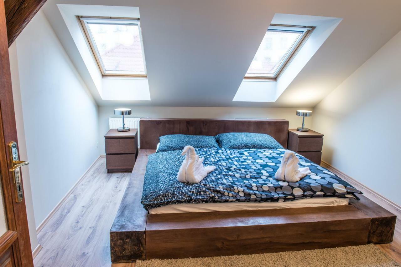 Spacious And Quiet Attic Flat In Centre Прага Экстерьер фото