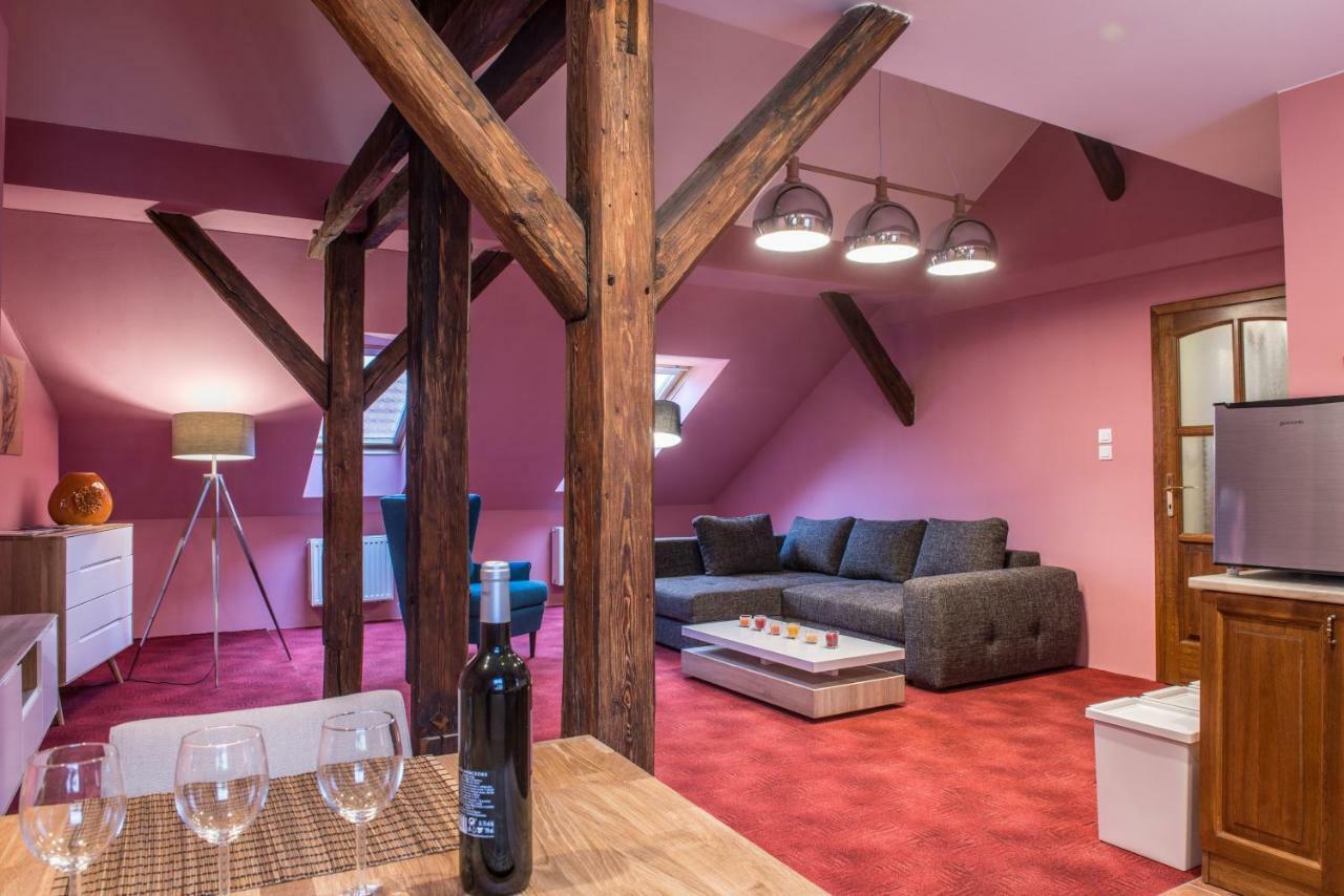 Spacious And Quiet Attic Flat In Centre Прага Экстерьер фото